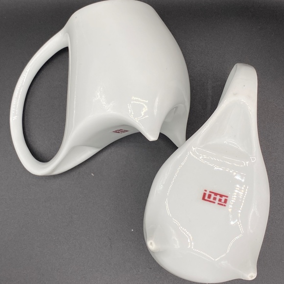 Coffee cups x 2 white porcelain, large loop handle, 2 feet. Perfect condition. - Picture 5 of 6